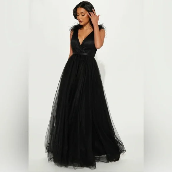 Chic Black Feather-Trim Maxi Dress - Picture 4 of 6